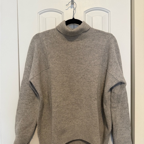 Athleta Sweaters - Athleta Gray Cowl Neck Sweater with Ribbed Detailing